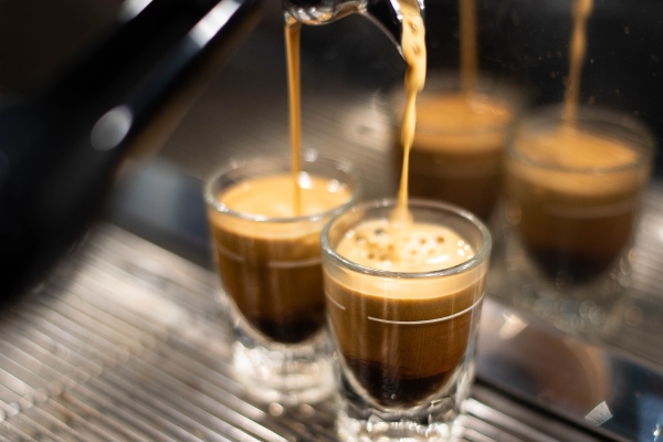 Jobo Koffie biedt verschillende koffiemachines voor op kantoor aan.